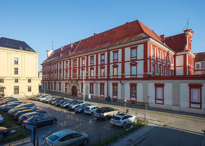 Plac Uniwersytecki 15b *