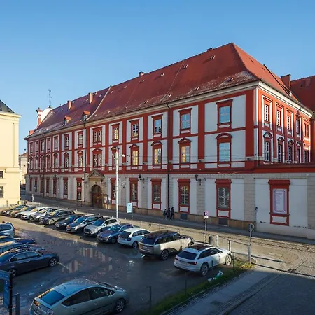 Plac Uniwersytecki 15b *