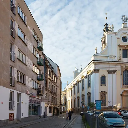 Plac Uniwersytecki 15b *